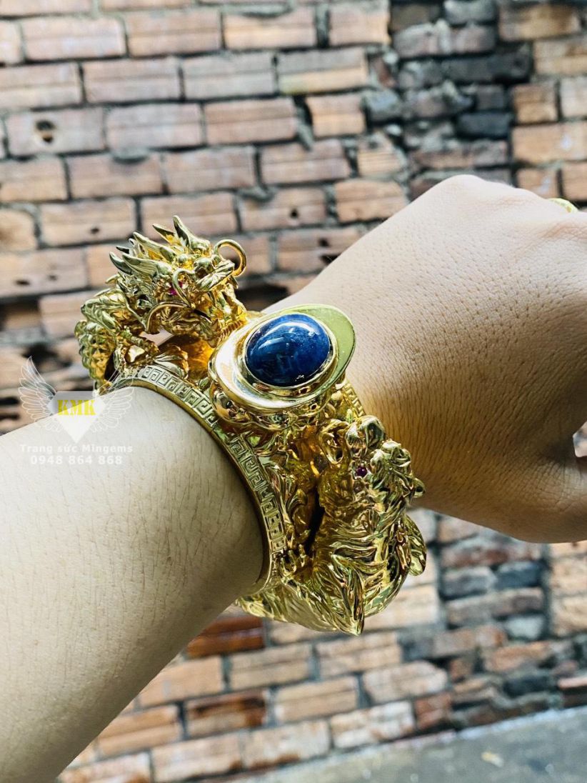 Khám phá vòng tay rồng hổ đá sapphire xanh nổi bật với thiết kế độc đáo và sang trọng. Được làm từ chất liệu cao cấp, sản phẩm có độ bền vững cao và tôn lên vẻ quyền lực, sự kiên định và sự dũng cảm của người sử dụng.