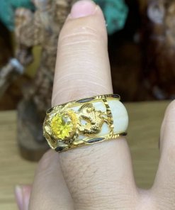 nhẫn vàng hình con gà đính sapphire 18k