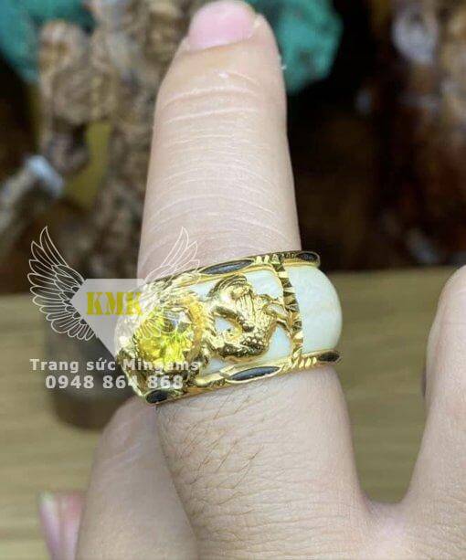 nhẫn vàng hình con gà đính sapphire 18k