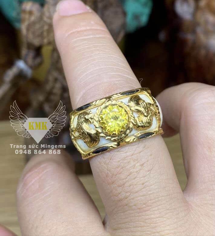 nhẫn 2 con gà vàng 18k đính đá sapphire yellow