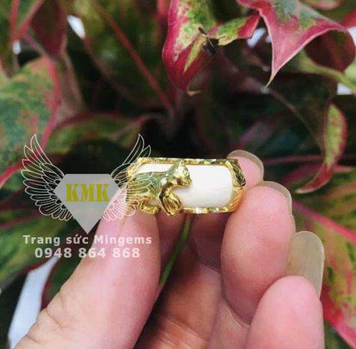 nhẫn con mèo vàng 18k ốp ngọc bích trắng