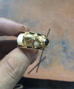 nhẫn vàng hình con voi vàng 18k đính sapphire đen