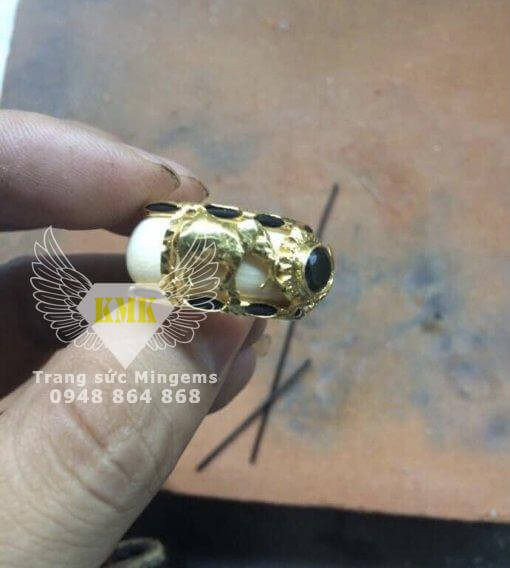 nhẫn vàng hình con voi vàng 18k đính sapphire đen