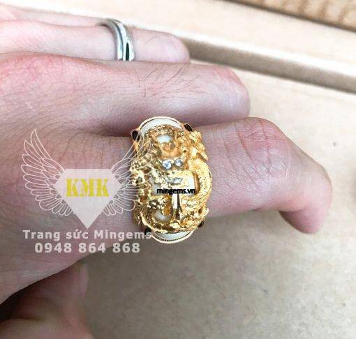 nhẫn đầu rồng ngậm ngọc sapphire trắng vàng 18k