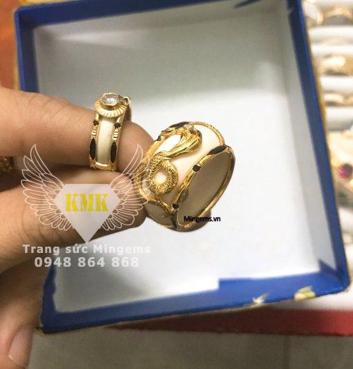 nhẫn nam hình con rắn vàng 18k đính mắt CZ luồng lông voi hai bên