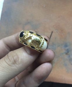 nhẫn nam hình con voi vàng 18k đính sapphire đen