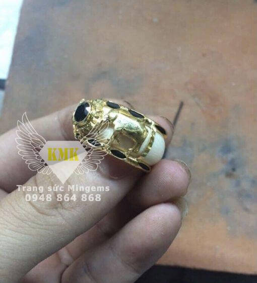 nhẫn nam hình con voi vàng 18k đính sapphire đen