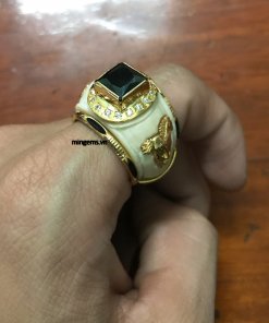 nhẫn vàng mặt đá đen hình ngựa 18k