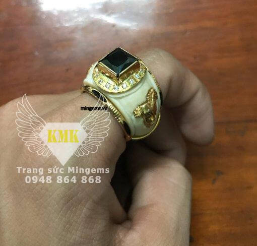 nhẫn vàng mặt đá đen hình ngựa 18k