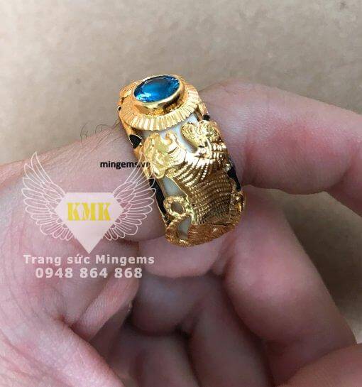 nhẫn nam hình con hổ vồ vàng 18k đính topaz xanh