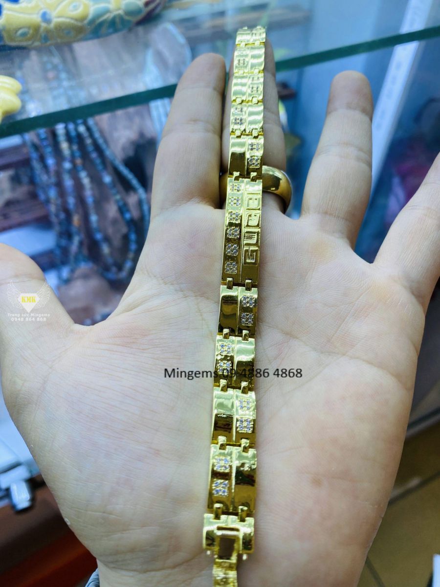 Lắc tay nam vàng 18k 7 chỉ là món quà đầy ý nghĩa, tạo nên sự sang trọng và quý phái cho người đeo. Với trọng lượng vàng lớn, sản phẩm này thể hiện tính cẩn trọng và sự đầu tư lâu dài của người sử dụng. Hãy cùng ngắm nhìn hình ảnh lắc tay nam vàng 18k 7 chỉ để cảm nhận được giá trị đích thực của nó.