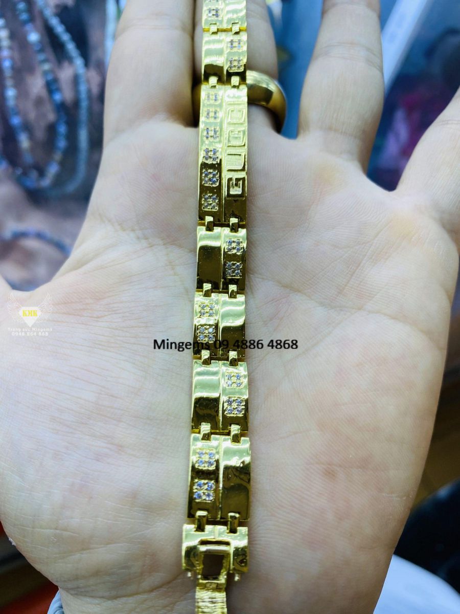 Lắc tay 7 chỉ vàng 18k - Với sự kết hợp giữa chất liệu vàng 18k cao cấp và thiết kế đơn giản nhưng tinh tế, sản phẩm lắc tay 7 chỉ vàng 18k đã trở thành một lựa chọn hàng đầu cho những người muốn sở hữu một món trang sức vàng đẳng cấp và tinh tế.