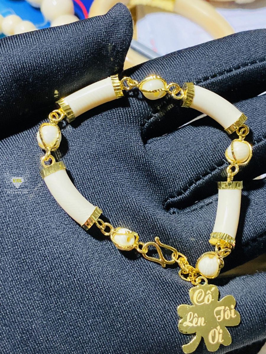 Tận dụng cơ hội để sở hữu Lắc Tay Nữ Vàng 18k Trúc Ngọc trang sức cực kỳ độc đáo và tự hào. Với màu vàng rực rỡ bổ sung cùng với chi tiết trúc ngọc đặc biệt, chiếc lắc tay này sẽ làm nổi bật sự thanh lịch và sang trọng của bạn.