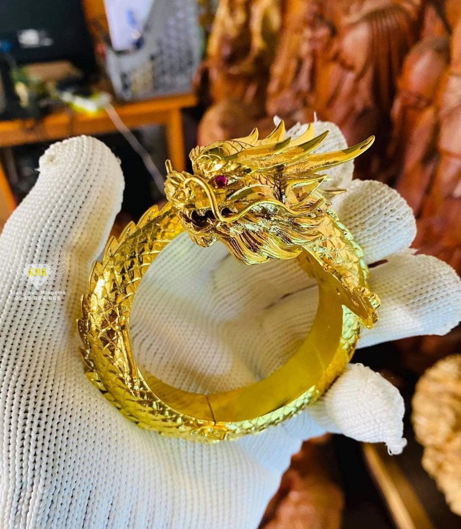 Vòng tay nam rồng vàng là sự kết hợp tinh tế giữa màu sắc và hoa văn để tạo nên một sản phẩm tuyệt đẹp. Vòng tay rồng vàng thể hiện sự sang trọng và giàu có, làm cho người đeo trở nên nổi bật và thu hút mọi ánh nhìn.