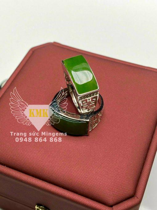 nhẫn yên ngựa ốp ngọc bích vàng 18k