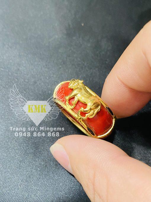 Nhẫn vàng 18k tuổi hổ ốp san hô đen