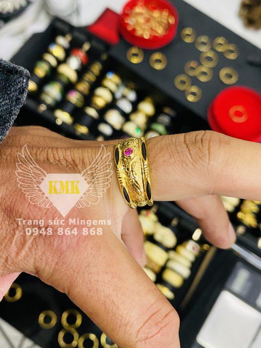 Nhẫn Vàng Chạm Rồng Phượng Gắn Lông Đuôi Voi Vàng 18k Đính Ruby