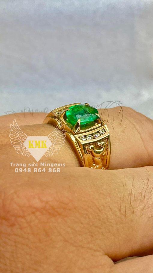 Nhẫn Ngọc Lục Bảo Nam Hình Ovan Đính Kim Cương Tấm Hoa Văn Ngựa Vàng 18k Mệnh Mộc