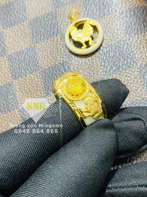 Nhẫn Phong Thủy Tuổi Dậu Hình Hai Gà Đính Đá Màu Vàng Mệnh Kim Vàng 18k