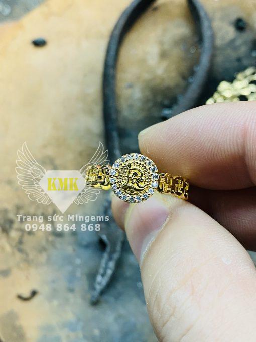 Nhẫn Vàng Chữ Lộc Đính Đá Xung Quanh Hoa Văn Chữ Vạn Thủng Hai Đai Vàng 18k Nhẹ Tiền Nhất Hiện Nay