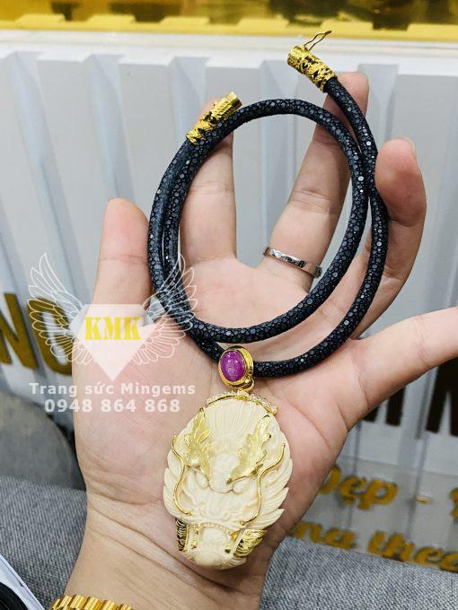 Bộ Dây Chuyền Rồng Bọc Vàng 18k Bằng Ngà Voi Kết Hợp Ruby Và Dây Da Cá Đuối Khóa Vàng Siêu Đẳng Cấp