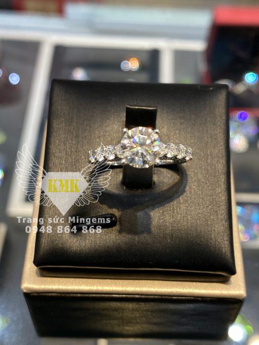 Nhẫn Kim Cương Moissanite 7ly2 Nữ Vàng Trắng 14k Đai Tấm 2ly5 Siêu Rực Rỡ Giá Tốt Mingems