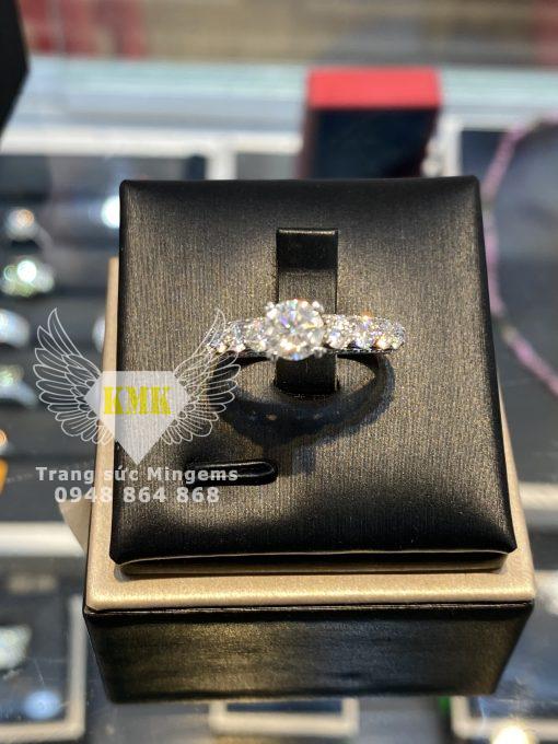 Nhẫn Kim Cương Moissanite 7ly2 Nữ Vàng Trắng 14k Đai Tấm 2ly5 Siêu Rực Rỡ Giá Tốt Mingems