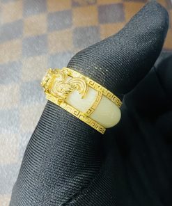 Nhẫn Vàng Hình Con Gà Đính Moissanite 6ly3 Đeo Ngón Cái Hoa Văn Kết Hợp Ngọc Trắng Siêu Đẹp Mệnh Kim