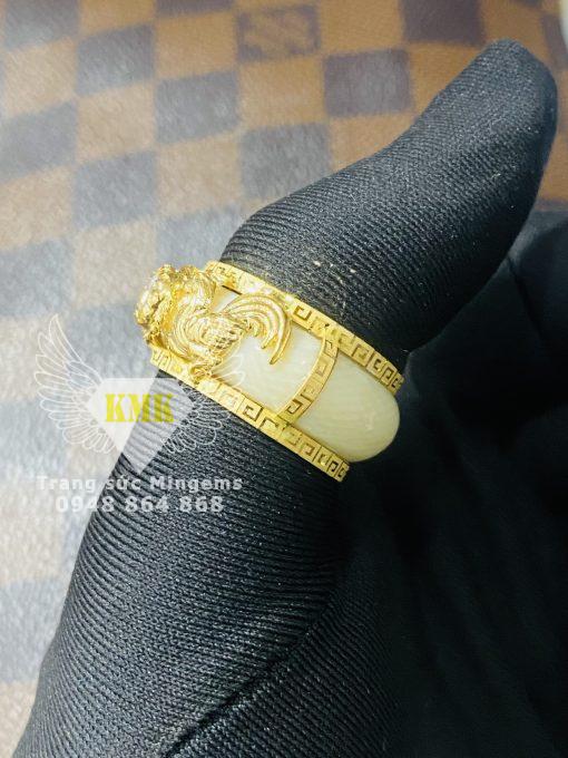 Nhẫn Vàng Hình Con Gà Đính Moissanite 6ly3 Đeo Ngón Cái Hoa Văn Kết Hợp Ngọc Trắng Siêu Đẹp Mệnh Kim