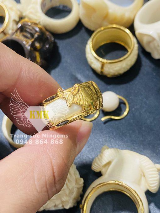 Nhẫn Phong Thủy Tuổi Sửu 1 Con Trâu vàng 18k Viền Hai Lông Voi Đen May Mắn Nhất