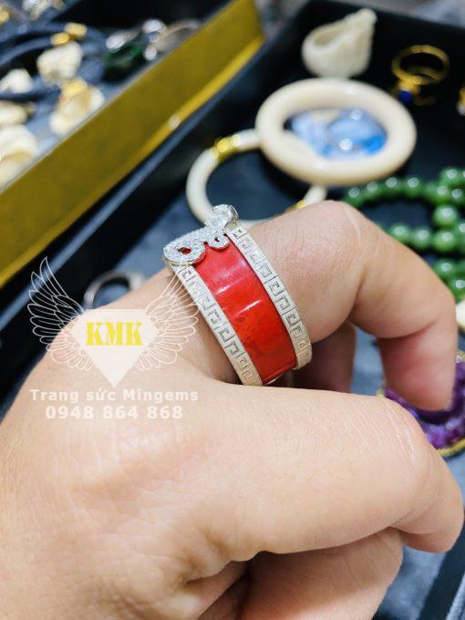 Nhẫn Phong Thủy Tuổi Tỵ Hình Rắn Ốp San Hô Đỏ Bằng Bạc Tại Mingems