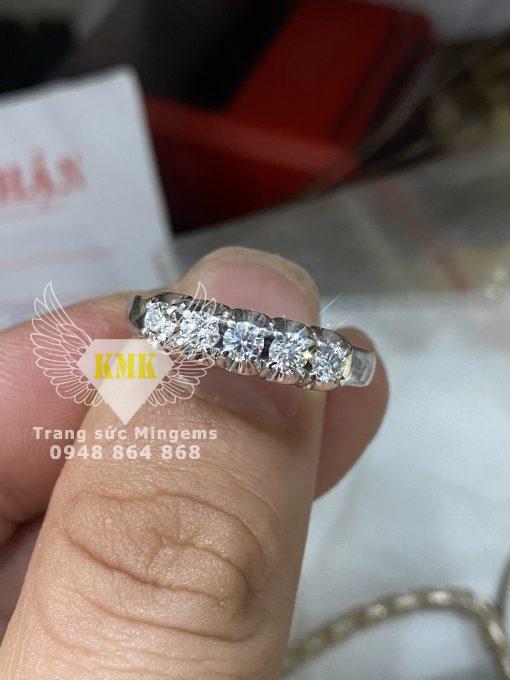 Nhẫn Kim Cương Hột Kết 5 Viên 3ly Sạch Lửa Mạnh Giá Rẻ Thiên Nhiên Tại Mingems