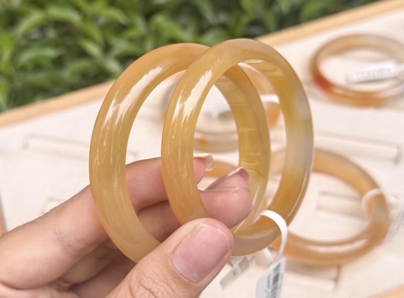 Cách vệ sinh vòng đá mắt hổ đúng cách để giữ gìn vẻ đẹp và năng lượng