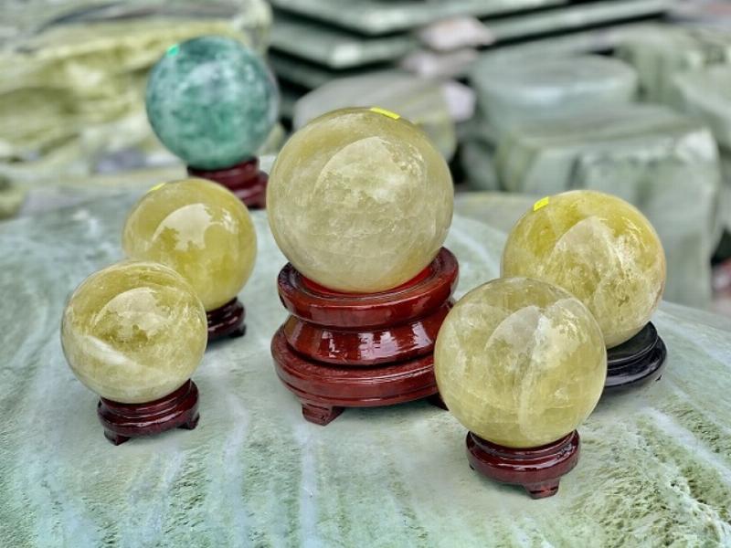Bàn làm việc với đá phong thủy để thu hút tài lộc