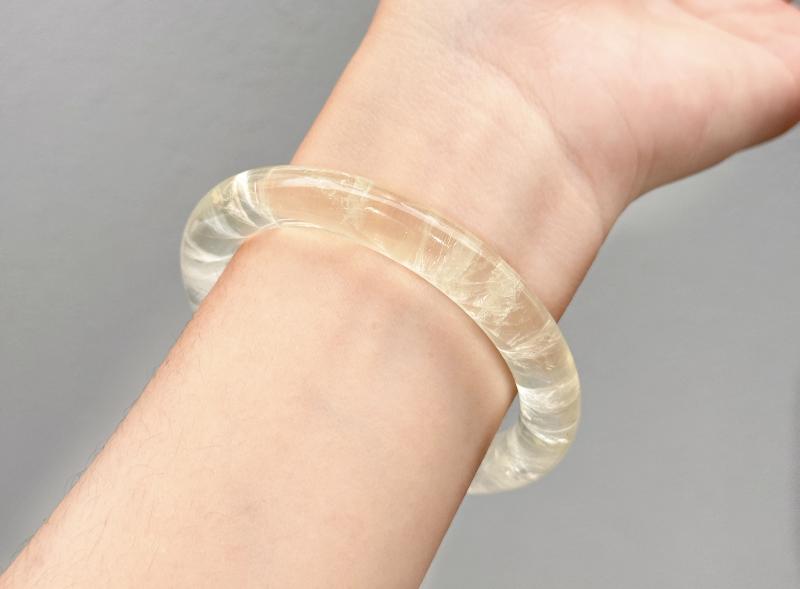 vòng đá phong thủy bị nứt do va đập mạnh gây ra vết nứt lớn