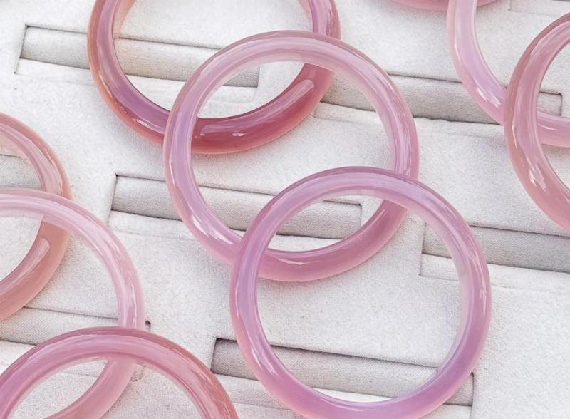 Vòng đá phong thủy tự nhiên không qua xử lý nhiệt với màu sắc chân thực và vân đá độc đáo