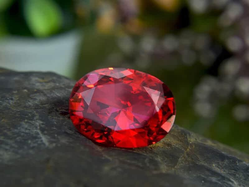 Vòng đá Ruby cao cấp hợp mệnh Hỏa mang lại may mắn và tài lộc