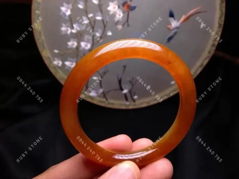 Vòng tay đá phong thủy tự nhiên không qua xử lý nhiệt với nhiều loại đá khác nhau như thạch anh, cẩm thạch, ngọc bích